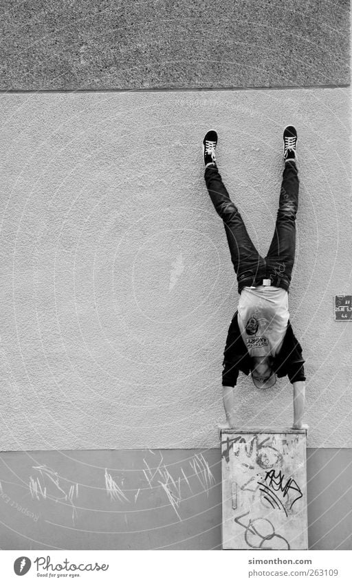 parkour 1 Mensch Le Parkour Kraft Handstand Wand verrückt haltend anstrengen Schwarzweißfoto Gleichgewicht außergewöhnlich Halt Ganzkörperaufnahme abstützen