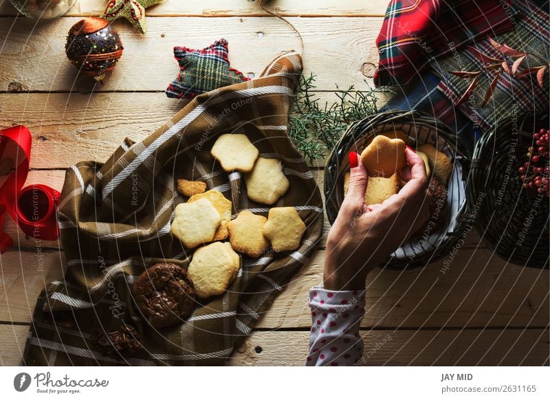 Frau, die Weihnachtsplätzchen aufbewahrt, von oben fotografiert Dessert Stil schön Dekoration & Verzierung Tisch Weihnachten & Advent Erwachsene Hand Finger 1