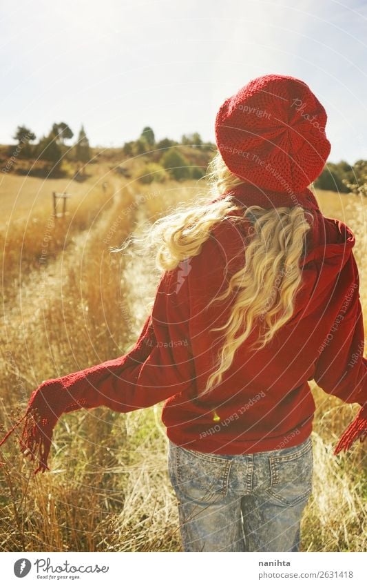 Rückansicht einer jungen Frau an einem sonnigen Tag Lifestyle Stil Gesundheit Wellness Ferne Freiheit Sonne Mensch feminin Junge Frau Jugendliche Erwachsene 1