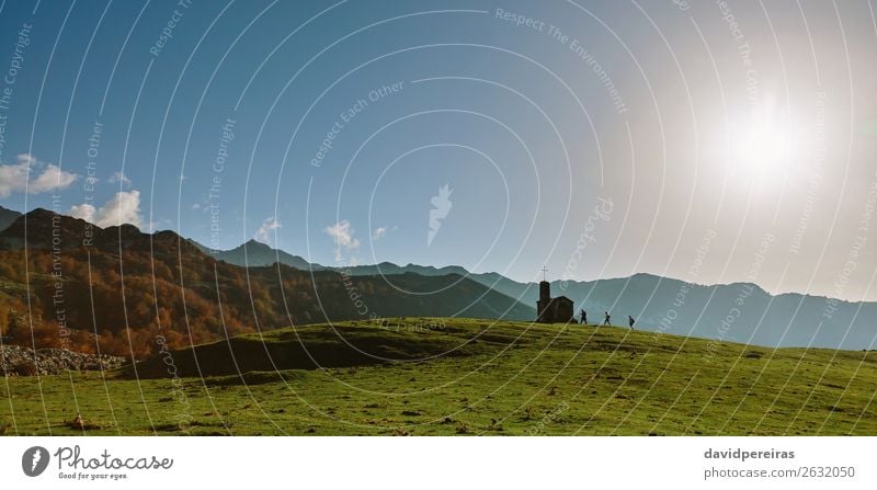 Berglandschaft mit Einsiedelei schön Sonne Berge u. Gebirge Mensch Menschengruppe Umwelt Natur Landschaft Pflanze Himmel Herbst Baum Gras Wiese Kirche