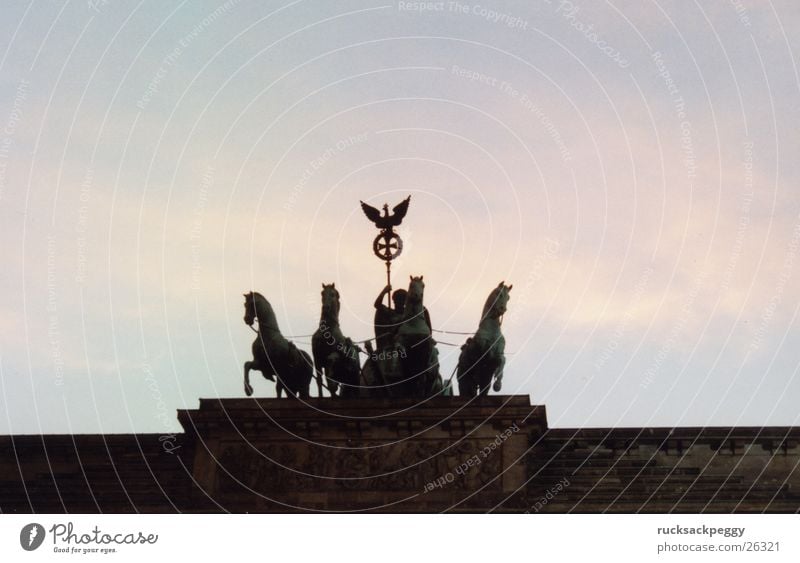 Brandenburger Tor Unter den Linden Pferd Kunst Wahrzeichen historisch Berlin Abend Denkmal Denkmahl Sehenswürdigkeit Brandenburg Gate Abenddämmerung