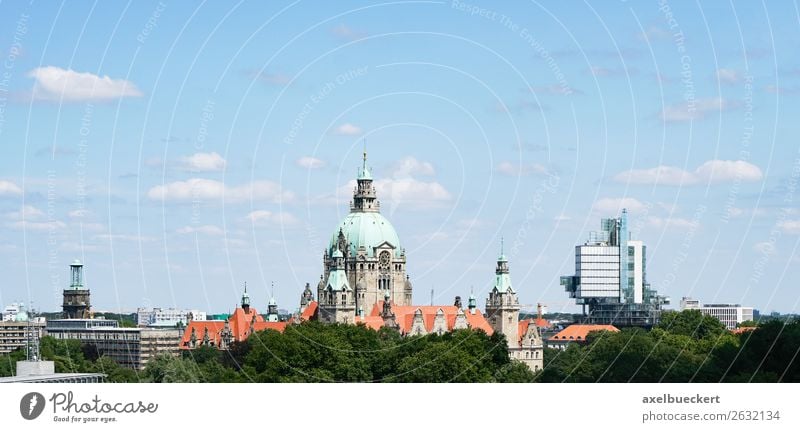 Hannover Skyline mit Neuem Rathaus Ferien & Urlaub & Reisen Tourismus Stadt Stadtzentrum Menschenleer Hochhaus Bankgebäude Kirche Bauwerk Gebäude Architektur