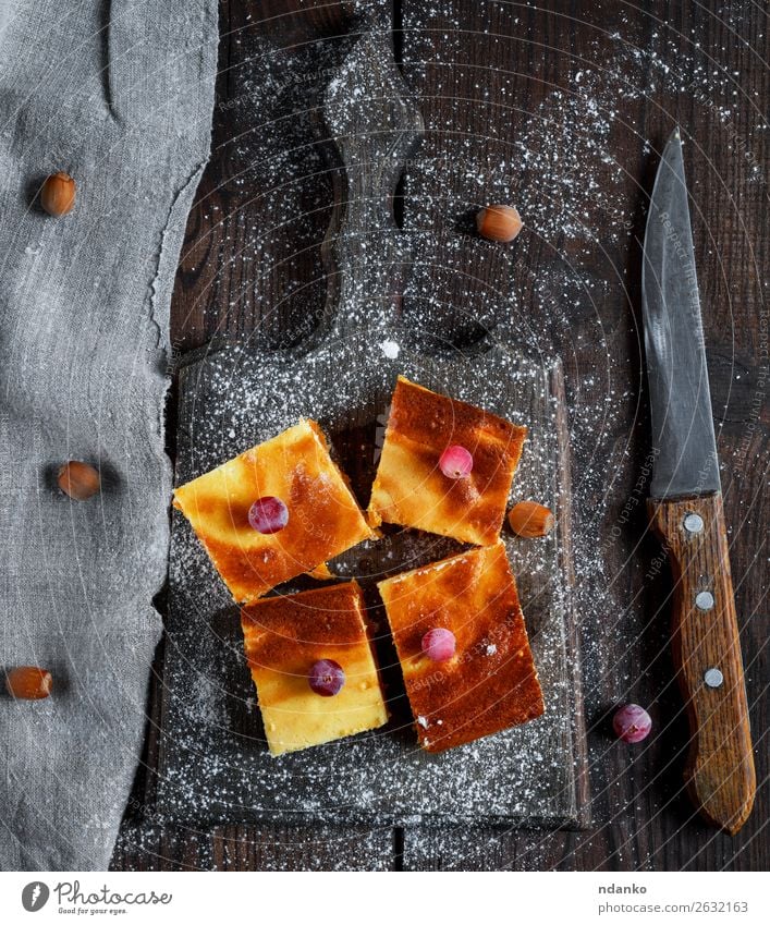 vier quadratische Scheiben Hüttenkäse und Kürbiskuchen Käse Dessert Süßwaren Ernährung Essen Frühstück Messer Tisch Holz frisch lecker braun weiß Tradition