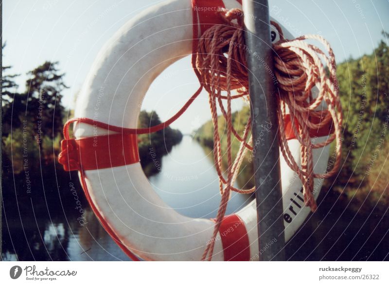 Rettung Rettungsring Bootsfahrt Schifffahrt Fluss Abwasserkanal Spaziergang Wasser