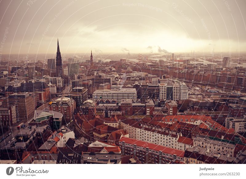 Apokalypse Gewitterwolken schlechtes Wetter Regen Hamburg Stadt Hafenstadt Stadtzentrum Altstadt Haus Kirche Dom Gebäude Architektur Sehenswürdigkeit