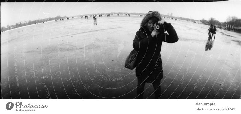 mach ein bild von mir Winter Eis Frost Fluss Binnenalster kalt schwarz weiß Stimmung Mensch Junge Frau analog Fotografieren Fotokamera Schwarzweißfoto