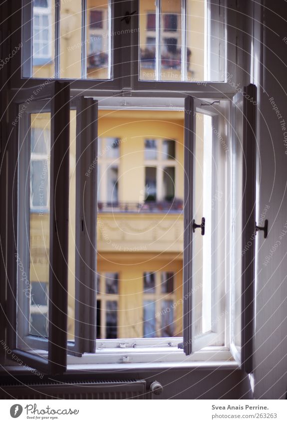 aussichten. Haus Fenster Fensterladen Fensterscheibe Fensterrahmen Altbau Freundlichkeit Häusliches Leben Wohnung Farbfoto Gedeckte Farben Innenaufnahme