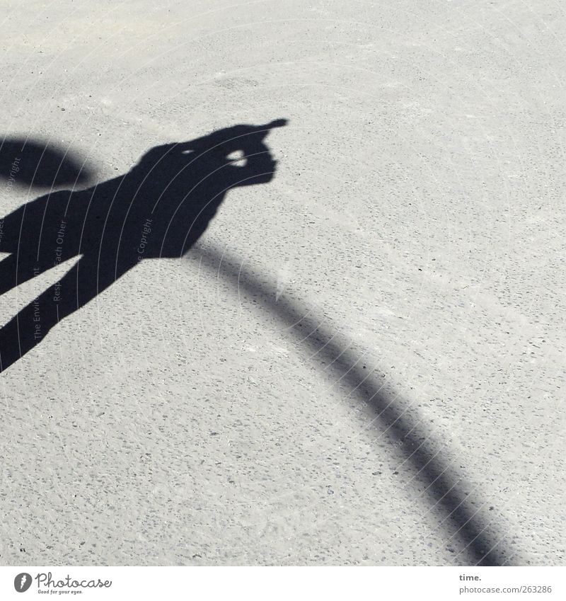 The Unknown Photographer Mensch Körper 1 Platz beobachten stehen Fotografieren Straßenbeleuchtung Bogen Farbfoto Gedeckte Farben Außenaufnahme