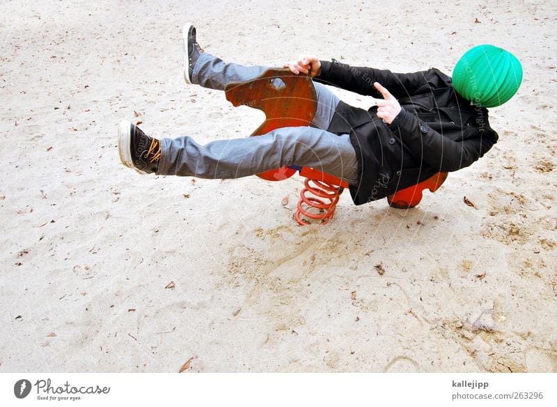 der grüne reiter Lifestyle Freizeit & Hobby Spielen Mensch 1 Pferd Tier Reiten rot Lampion Spielplatz Wippe zeigen Zeigefinger richtungweisend Kunst Richtung