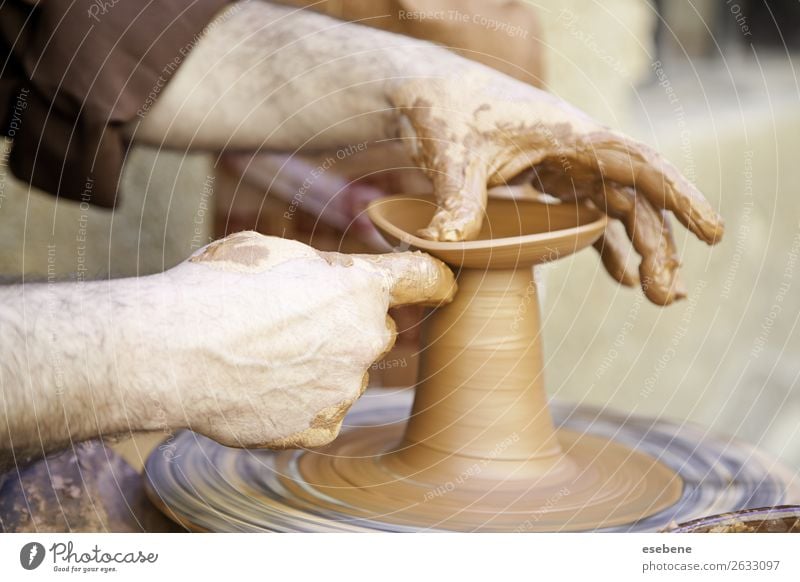 Töpferarbeit mit Ton Schalen & Schüsseln Topf Basteln Arbeit & Erwerbstätigkeit Handwerk Mann Erwachsene Finger Kunst berühren machen dreckig nass Konzentration