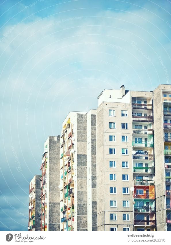 etwas Farbe in den Alltag... Luft Himmel Wolken Schönes Wetter Stadt Haus Hochhaus Gebäude Mauer Wand Fassade Fenster Beton alt Häusliches Leben groß mehrfarbig