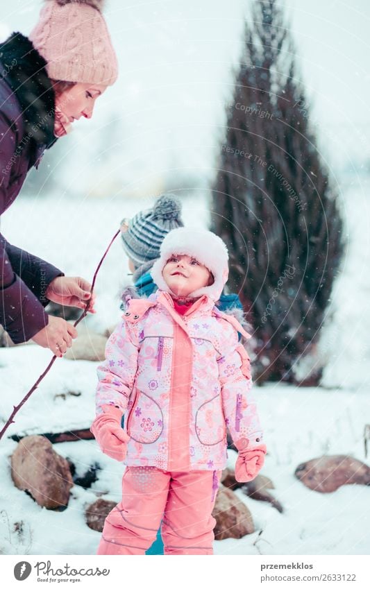 Zubereitung von Marshmallows auf Toast über dem Lagerfeuer Lifestyle Freude Glück Winter Schnee Garten Kind Mensch Mädchen Frau Erwachsene Mutter