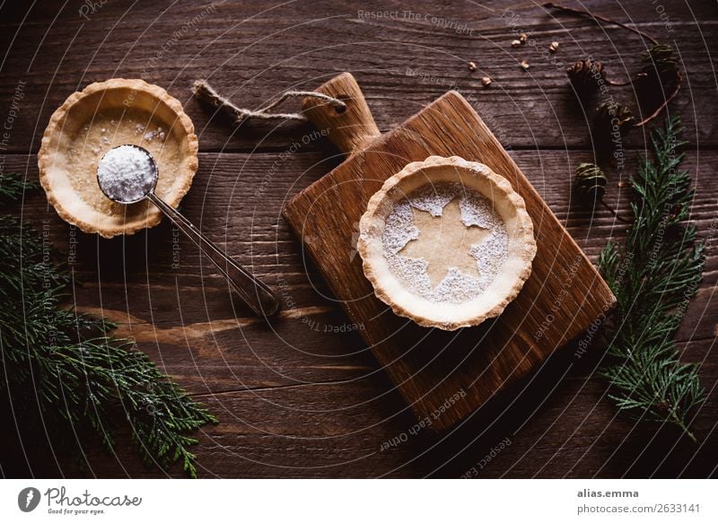 Weihnachtliches Tarte auf Holzuntergrund und winterlicher Deko Weihnachten & Advent Postkarte Backwaren Weihnachtsgebäck Dekoration & Verzierung Winter rustikal