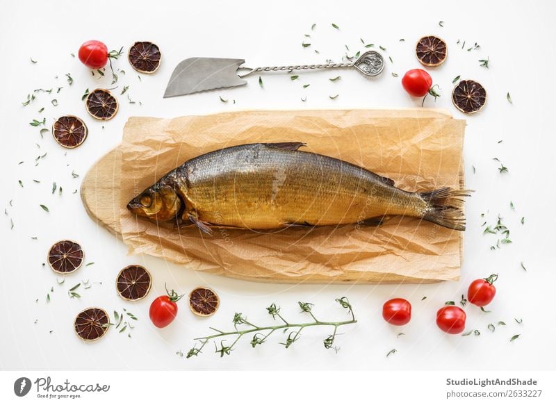 Geräucherter Omul-Fisch mit Kräutern und Tomaten Lebensmittel Meeresfrüchte Gemüse Kräuter & Gewürze Ernährung Essen Mittagessen Abendessen Messer Tisch Küche