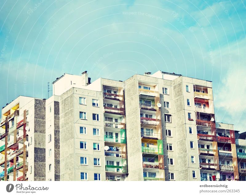 Luftschlösser bauen Stadt Skyline Haus Hochhaus Gebäude Mauer Wand Fassade Balkon Fenster Dach Stein Beton alt Häusliches Leben Freundlichkeit groß blau