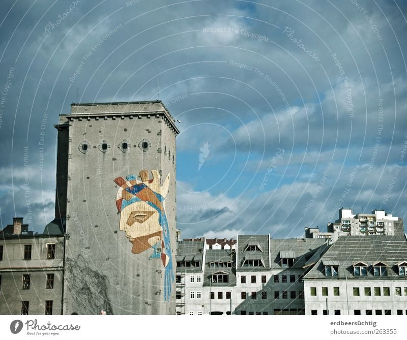 Grenz-Kunst Himmel Wolken Stadt Menschenleer Haus Gebäude Turm Burgturm Mauer Wand Fassade Fenster Dach Stein Beton alt Häusliches Leben ästhetisch trist