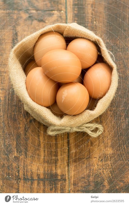 Viele rohe Eier Ernährung Frühstück Diät Schalen & Schüsseln Küche Feste & Feiern Ostern Menschengruppe Natur Vogel Holz frisch natürlich braun weiß Tradition