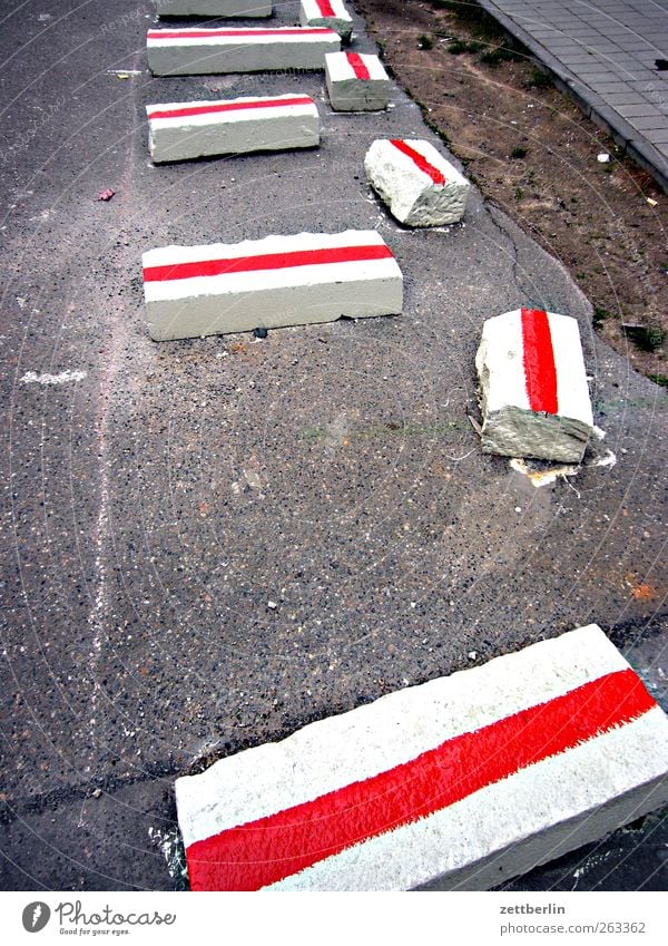 Baustelle Stadt Architektur Verkehrswege Straße Wege & Pfade Wegkreuzung Verkehrszeichen Verkehrsschild bauen Straßenbau Straßenbegrenzung rot weiß Asphalt