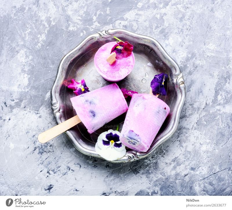 Eiscreme mit Blumengeschmack Krause Minze Kraut Entzug Veganer Eisbecher Roséwein süß Dessert Lebensmittel Sahne Sommer Speiseeis gefroren kalt Geschmack