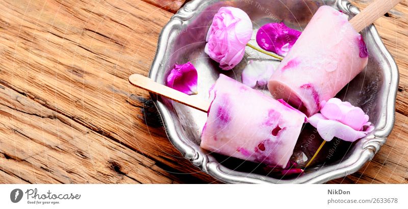 Eiscreme mit Blumengeschmack Krause Minze Kraut Entzug Veganer Eisbecher Roséwein süß Dessert Lebensmittel Sahne Sommer Speiseeis gefroren kalt Geschmack