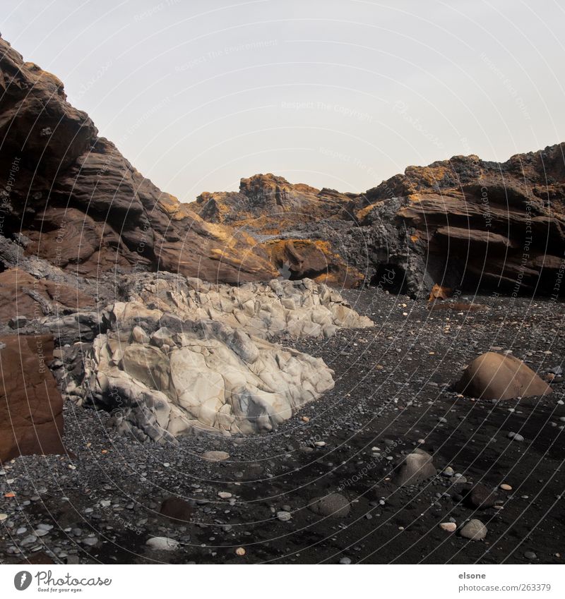 .`_ Natur Landschaft Erde Sand Wolkenloser Himmel Hügel Felsen Schlucht Strand Bucht Erholung dunkel einfach exotisch trist trocken gelb rot schwarz geduldig