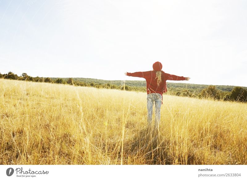 Rückansicht einer jungen Frau in der Natur an einem sonnigen Tag Glück schön Freizeit & Hobby Abenteuer Freiheit Sonne Kind Erwachsene Jugendliche Herbst Wetter