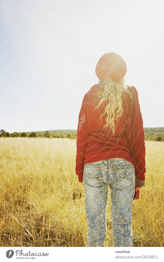 Rückansicht einer jungen Frau in der Natur an einem sonnigen Herbsttag Glück schön Freizeit & Hobby Abenteuer Freiheit Sonne Kind Erwachsene Jugendliche Wetter