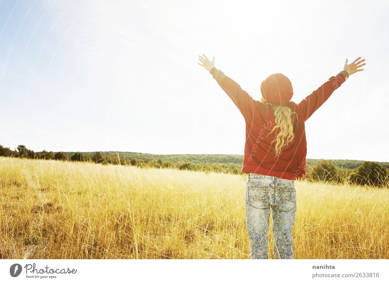 Rückansicht einer jungen Frau in der Natur an einem sonnigen Herbsttag Glück schön Freizeit & Hobby Abenteuer Freiheit Sonne Kind Mensch Erwachsene Jugendliche