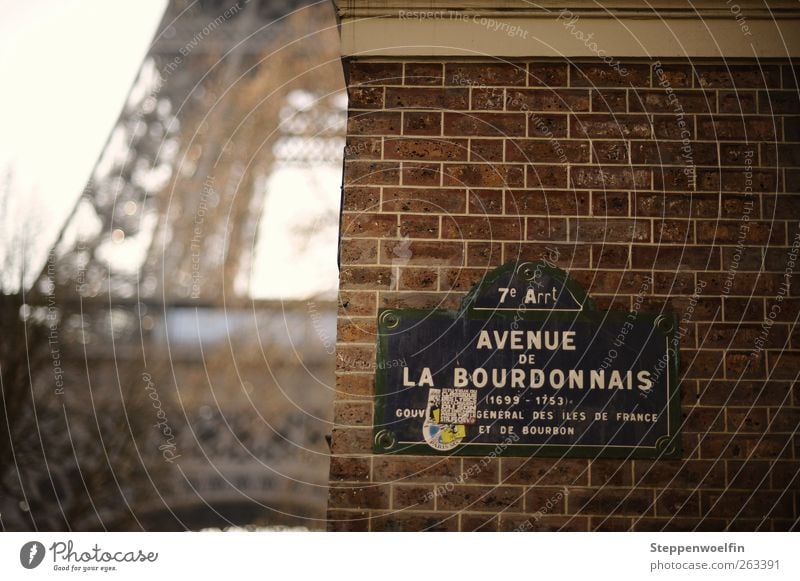 Eiffelturm im Alltag Paris Frankreich Europa Hauptstadt Altstadt Bauwerk Mauer Wand Fassade Sehenswürdigkeit Tour d'Eiffel Klischee braun grau rot