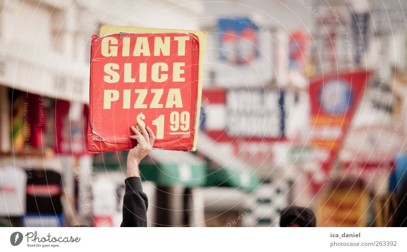 Handwerbung Lebensmittel Ernährung Fastfood Werbung kaufen Geld Wirtschaft Arme Printmedien Los Angeles USA Fußgängerzone Arbeit & Erwerbstätigkeit verkaufen