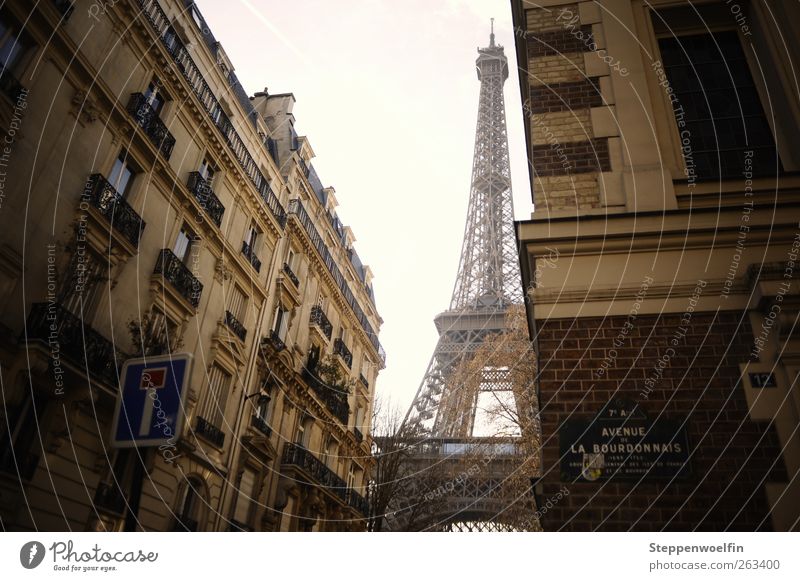 Eiffelturm im Alltag II Paris Frankreich Europa Stadtzentrum Altstadt Menschenleer Haus Fassade Balkon Fenster Sehenswürdigkeit Wahrzeichen Tour d'Eiffel