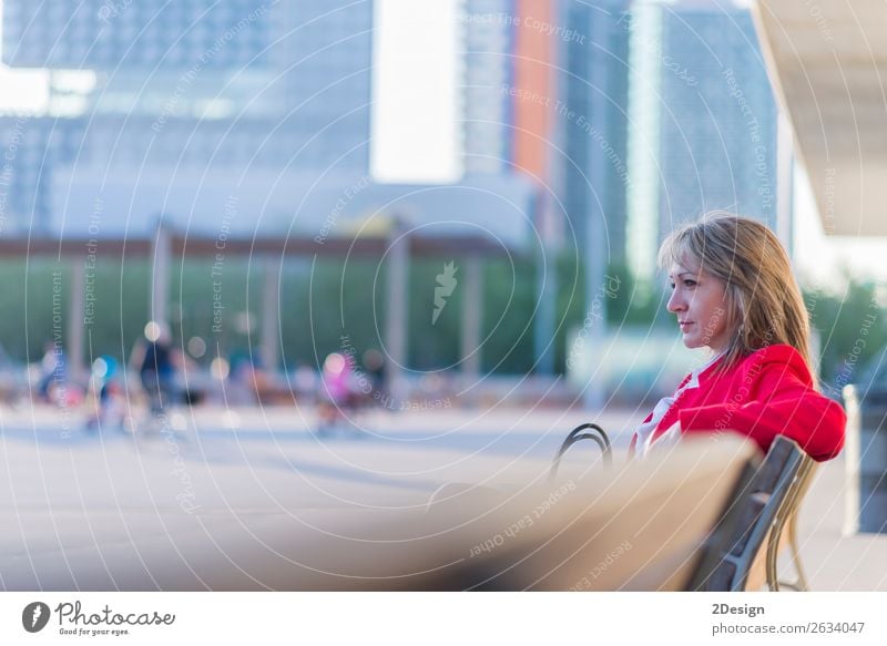 Blonde, entspannte Geschäftsfrau, die auf einer Bank in der Stadt sitzt. Lifestyle schön ruhig Meditation Business Mensch feminin Frau Erwachsene Park Hemd Rock