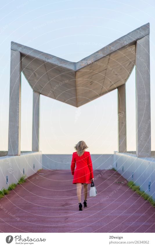 Hinteres Bild einer blonden Frau mit roter Jacke Lifestyle Business feminin Erwachsene Hemd Rock Schuhe Damenschuhe schwarz weiß hinten Geschäftsfrau