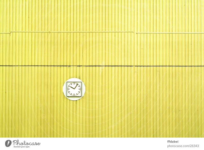 sechsnachzehn Wand Uhr Wanduhr gelb Schwimmhalle minimalistisch Goldener Schnitt Raum Architektur Detailaufnahme modern Zeit