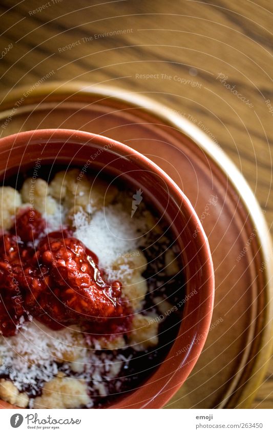 HimbeerKokosCrumble Dessert Süßwaren Marmelade Ernährung Teller Schalen & Schüsseln lecker süß Farbfoto Innenaufnahme Menschenleer Textfreiraum oben Tag