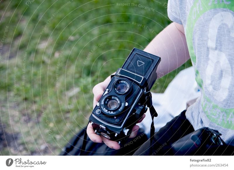 zweiäugig Lifestyle Fotokamera Technik & Technologie maskulin Junger Mann Jugendliche Arme Hand 1 Mensch 18-30 Jahre Erwachsene Sommer Wiese festhalten retro