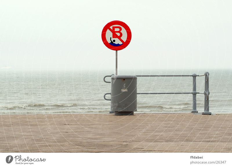 baden verboten Strand Meer Verbote Papierkorb schlechtes Wetter Belgien grau trüb rot Natur Landschaft Wasser Nordsee Schilder & Markierungen Schwimmen & Baden