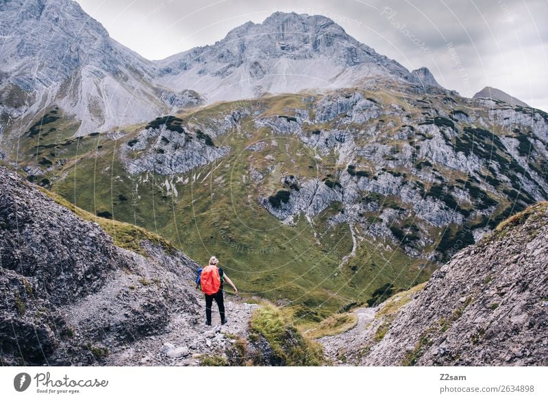 E5 | Abstieg nach Holzgau Ferien & Urlaub & Reisen Abenteuer wandern Junge Frau Jugendliche 30-45 Jahre Erwachsene Natur Landschaft Felsen Alpen