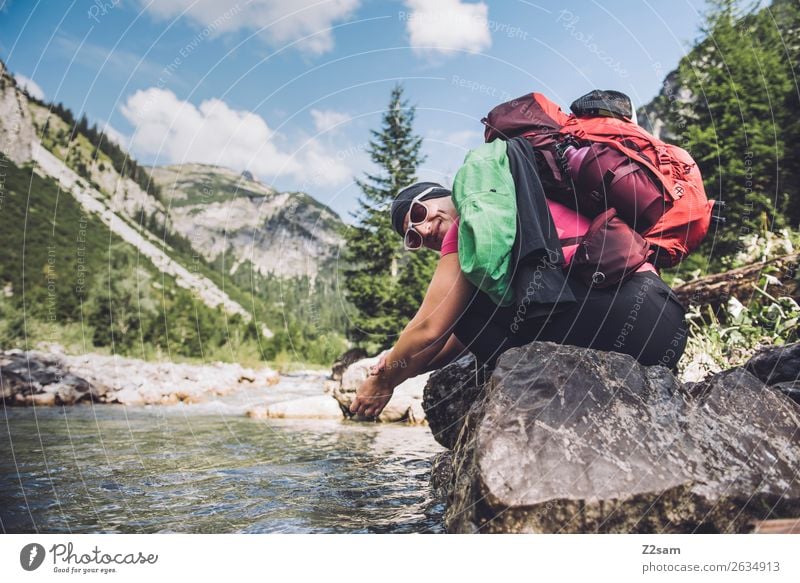 Frau erfrischt sich beim Wandern Ferien & Urlaub & Reisen Abenteuer wandern Junge Frau Jugendliche 18-30 Jahre Erwachsene Natur Landschaft Sommer Schönes Wetter