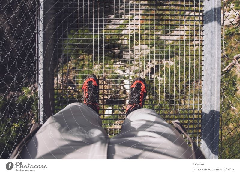 Mann steht auf Hängebrücke Freizeit & Hobby Abenteuer wandern Mensch Natur Landschaft Alpen Berge u. Gebirge Wanderschuhe stehen hoch grün rot Kraft Mut