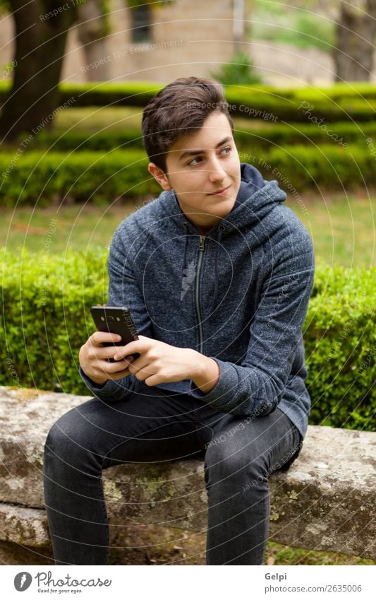 Cooler Teenager mit fünfzig Jahren und einem Handy. Lifestyle Glück lesen Telefon PDA Technik & Technologie Internet Mensch Junge Mann Erwachsene Jugendliche