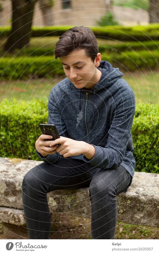 Cooler Teenager mit fünfzig Jahren und einem Handy. Lifestyle Glück lesen Telefon PDA Technik & Technologie Internet Mensch Junge Mann Erwachsene Jugendliche