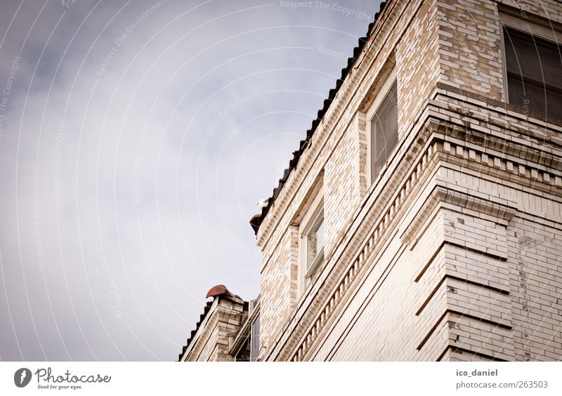 ansichtssache Stil Wohnung Haus Himmel Wolken Menschenleer Bauwerk Gebäude Architektur Mauer Wand Fassade Fenster Stein Backstein Perspektive braun Farbfoto