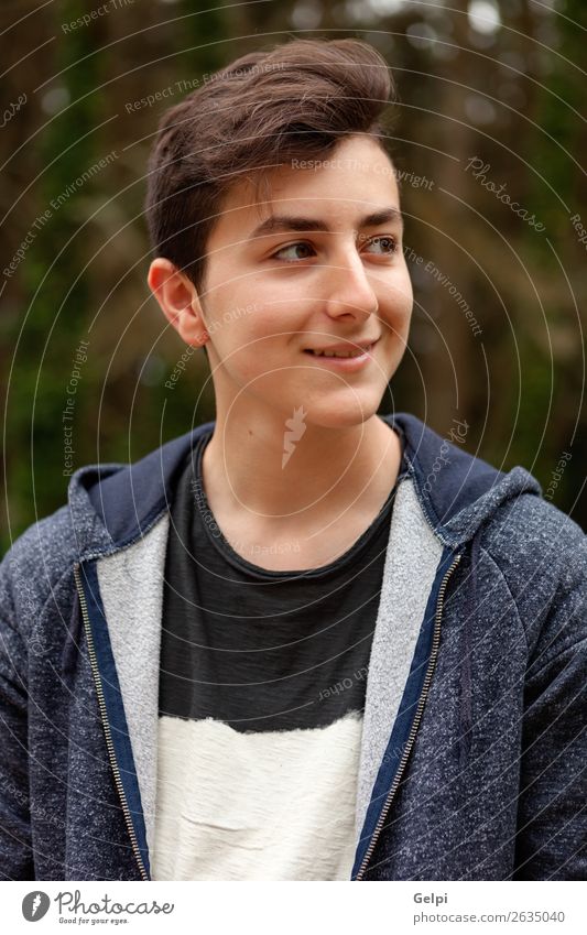 Attraktiver Teenager-Typ in einem Park Lifestyle Stil Glück schön Haare & Frisuren Gesicht Sommer Mensch Junge Mann Erwachsene Jugendliche Natur Pflanze Mode