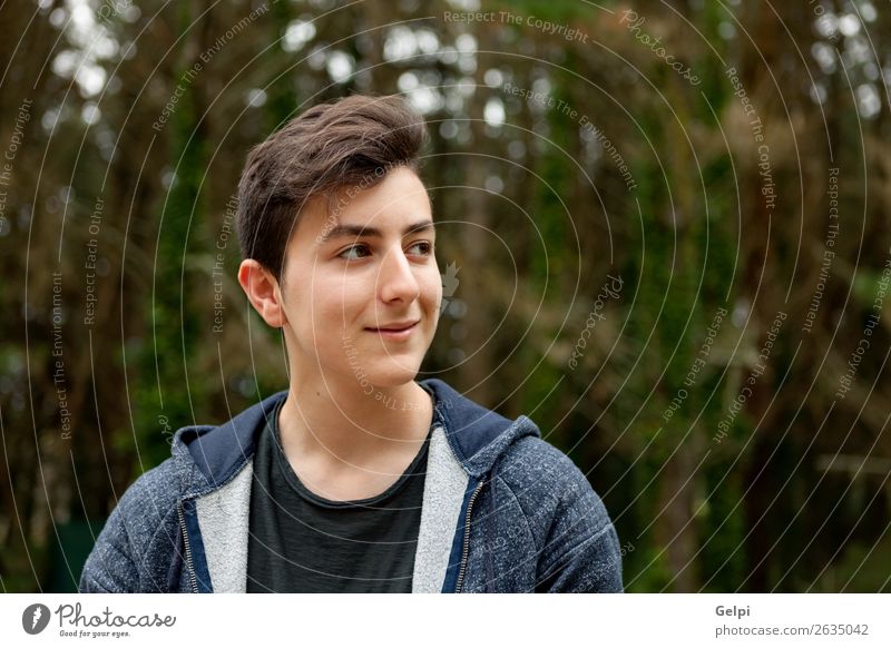 Attraktiver Teenager-Typ in einem Park Lifestyle Stil Glück schön Haare & Frisuren Gesicht Sommer Mensch Junge Mann Erwachsene Jugendliche Natur Pflanze Mode