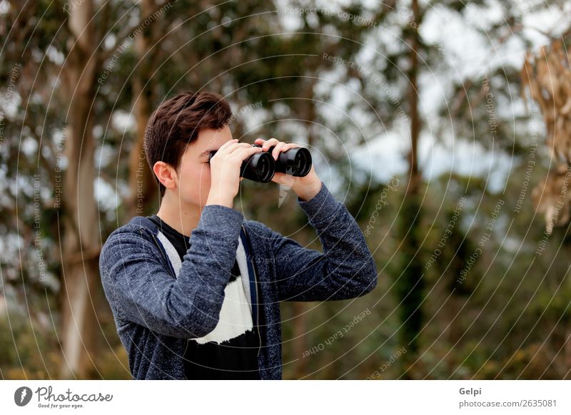 Teenager-Typ, der mit einem Fernglas aussieht. Lifestyle Freude Glück Freizeit & Hobby Sommer Kind Mensch Junge Mann Erwachsene Kindheit Jugendliche Hand Baum