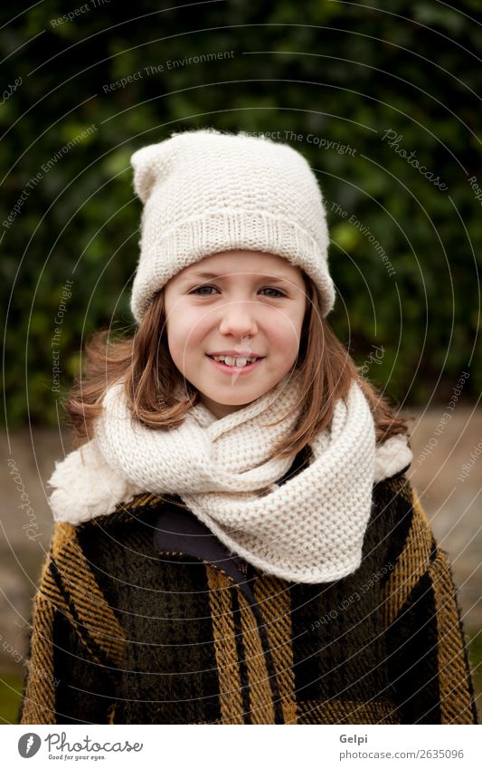 Hübsches Mädchen mit Wollmütze im Park Freude Glück schön Gesicht Winter Garten Kind Mensch Kleinkind Frau Erwachsene Familie & Verwandtschaft Kindheit Natur