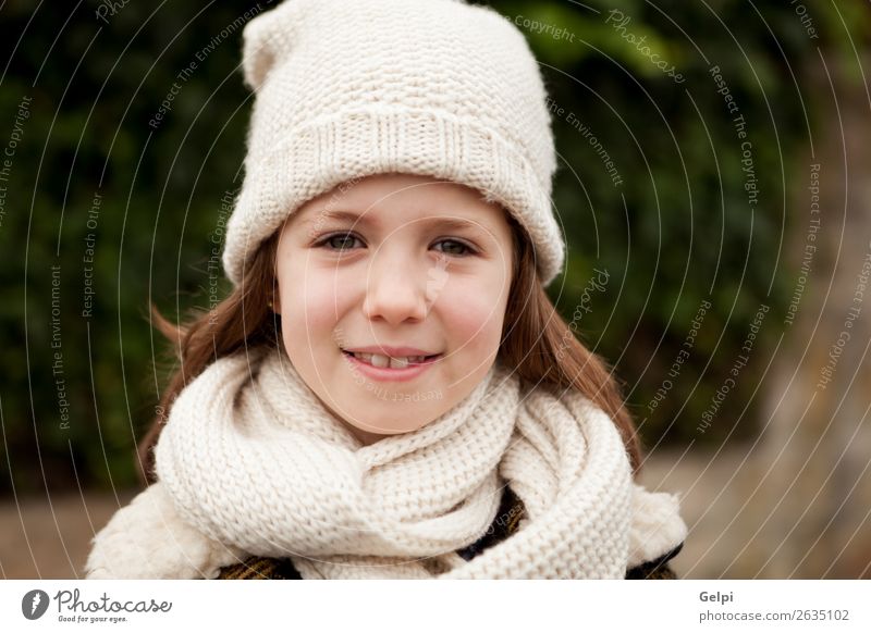 Hübsches Mädchen mit Wollmütze im Park Freude Glück schön Gesicht Winter Garten Kind Mensch Kleinkind Frau Erwachsene Familie & Verwandtschaft Kindheit Natur