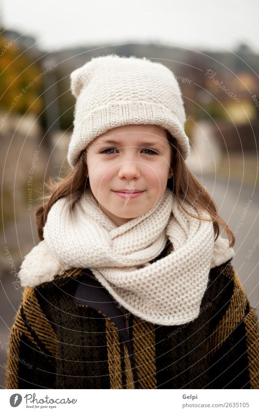 Hübsches Mädchen mit Wollmütze im Park Freude Glück schön Gesicht Winter Garten Kind Mensch Kleinkind Frau Erwachsene Familie & Verwandtschaft Kindheit Natur