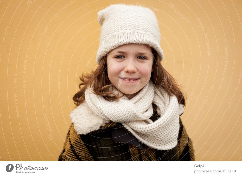 Hübsches kleines Mädchen auf der Straße. Freude Glück schön Gesicht Winter Kind Mensch Kleinkind Frau Erwachsene Familie & Verwandtschaft Kindheit Herbst Wärme